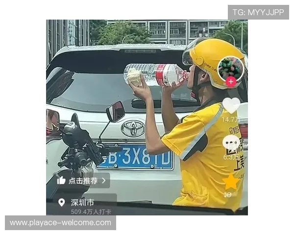 外卖小哥电动车上睡觉玩游戏困境背后生活不易的真实写照